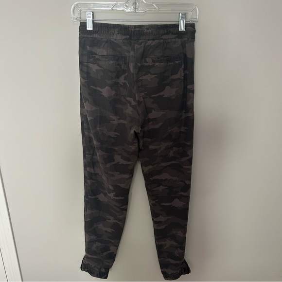 Athleta Farallon Loose Camo Elastic Waist Size 2 Camo Print - Picture 6 of 9
